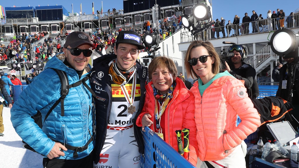 Ein Foto von der ganzen Familie Christian Neureuther, Rosi Mittermaier und Tochter Amelie Neureuther beglückwünschen Felix Neureuther 2017 zum Bronze-Medaille bei der Ski-WM.