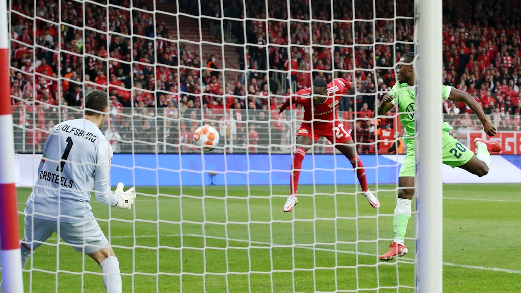 Drin, egal wie: Unions Sheraldo Becker trifft per Kopf und mit ein wenig Glück gegen den VfL Wolfsburg. 