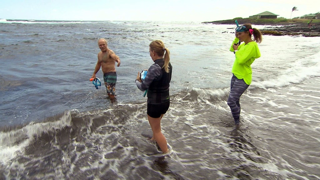 „Die Reimanns“: Manu will am Black-Sand-Beach ihre Angst vor dem Meer besiegen.