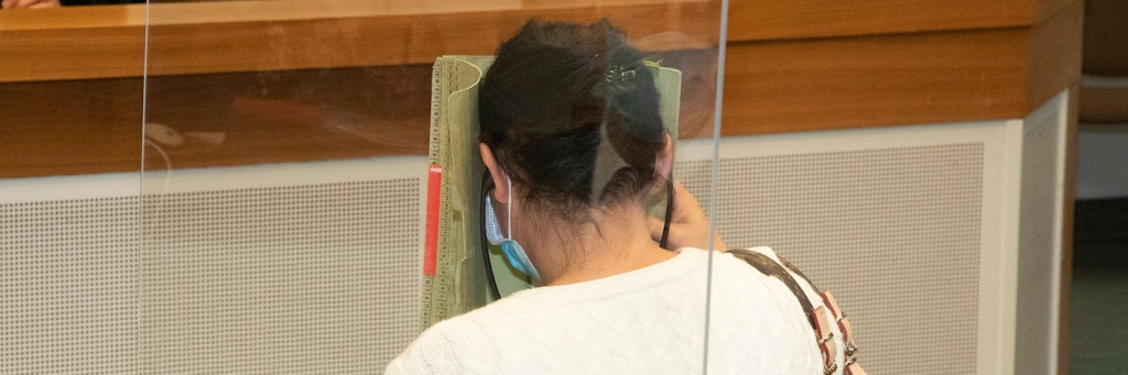 Die Angeklagte am Dienstag im Gerichtssaal. Die 32-Jährige wurde freigesprochen. <br><br>