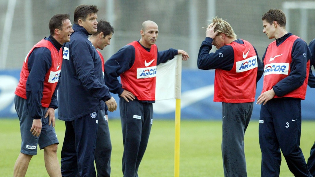 Unter Trainer und „Retter“ Hans Meyer (2. v. l.) hatte Hertha 2004 wieder mehr zu lachen, nachdem der Abstieg verhindert wurde.