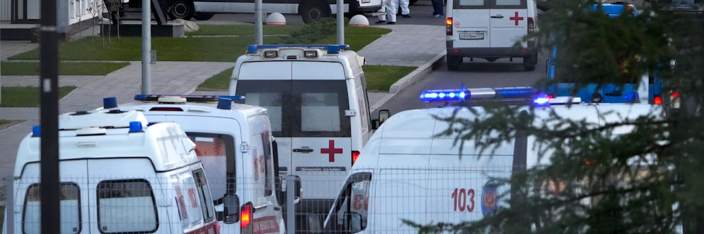Krankenwagen mit Patienten mit Corona-Verdacht stehen Schlange vor der Notaufnahme eines Krankenhauses in Russland.