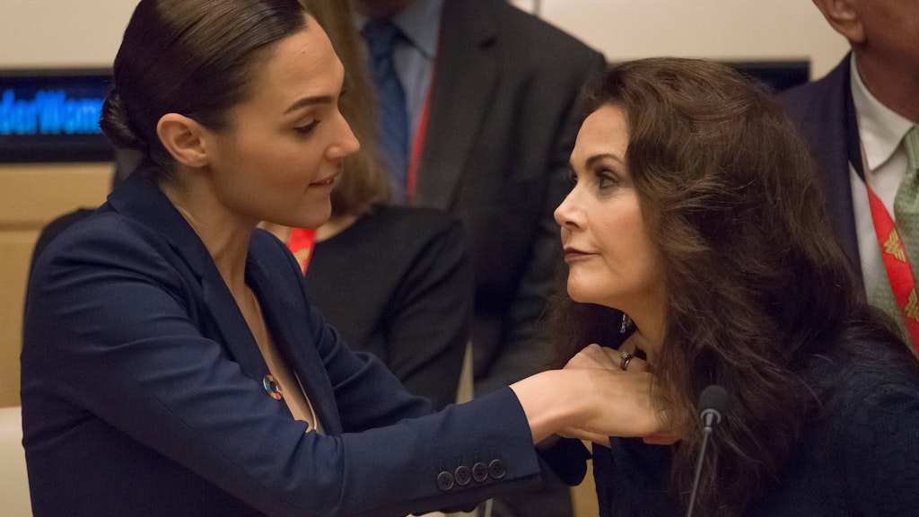 Lynda Carter 2016 auf einem Pressetermin mit Gal Gadot