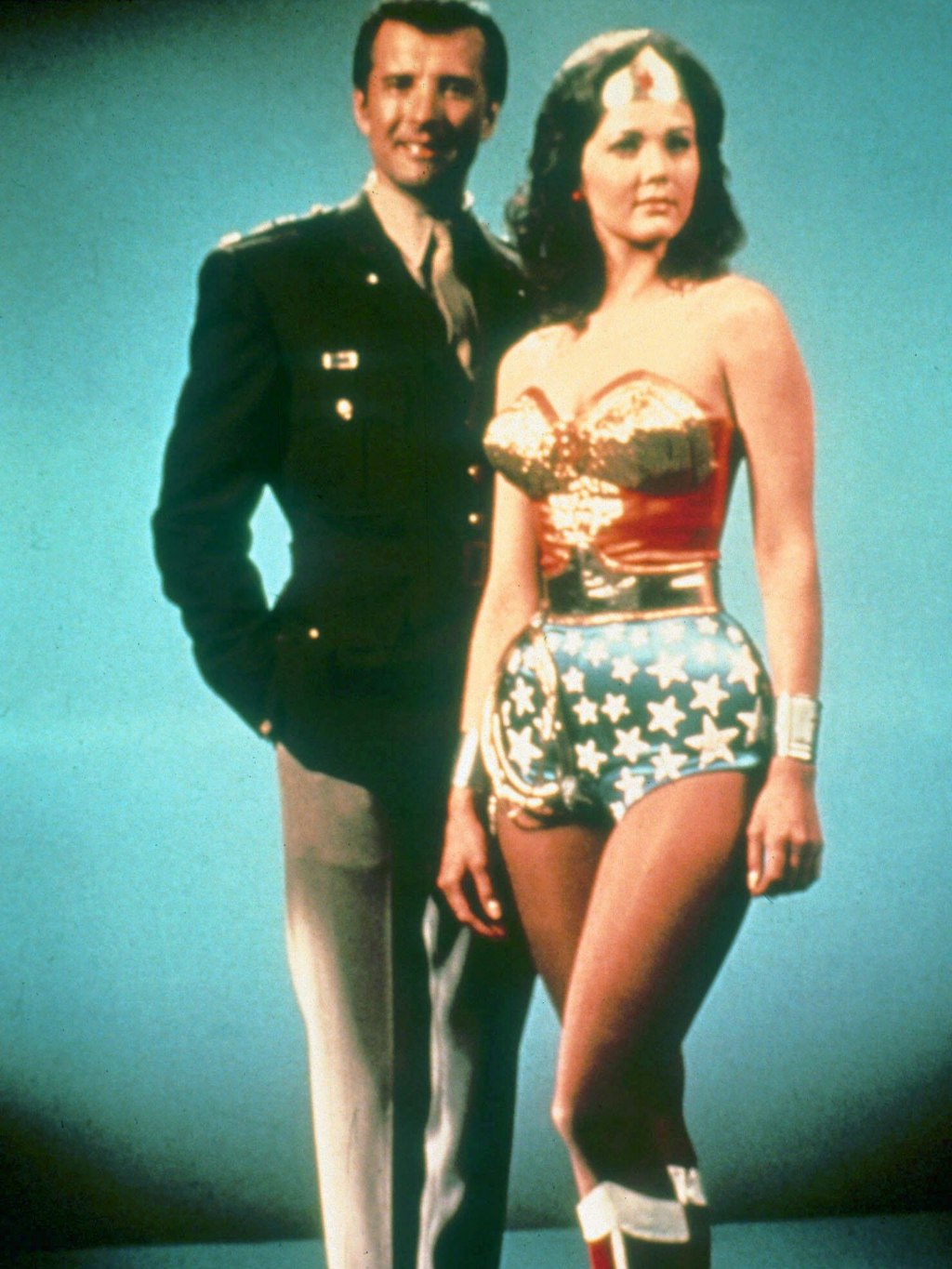 Lynda Carter in den 1970er-Jahren in ihrer Rolle als Wonder Woman mit Schauspielkollege Lyle Waggoner.