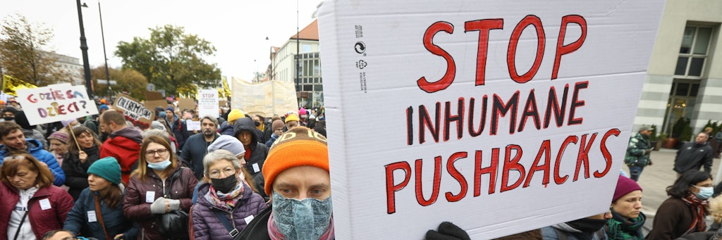 In Warschau gingen Menschen gegen die von Parlament beschlossenen Pushbacks gegen Flüchtlinge auf die Straße.