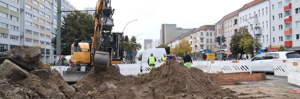 Die Fahrbahn ist nach dem Rohrbruch an der Frankfurter Allee gesperrt.