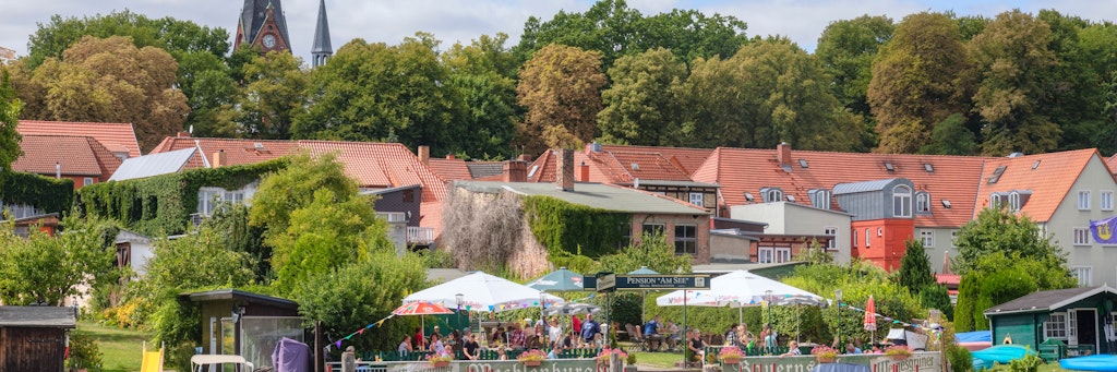 Man ahnt nichts Böses: Malchow an der mecklenburgischen Seenplatte
