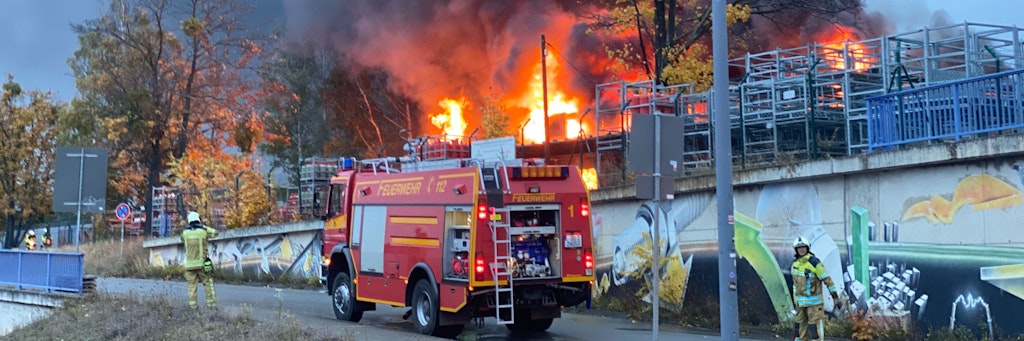 Wegen Explosionen konnte die Feuerwehr den Brand nicht einfach löschen.