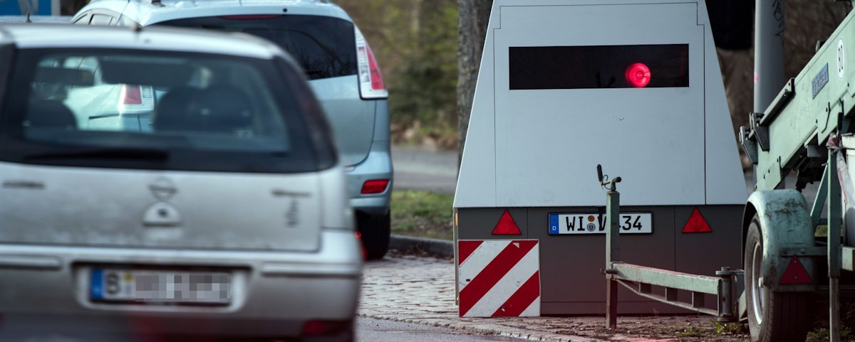 Schock Blitzer Mit 321 Kmh Geblitzt Polizei Bestraft Raser Drastisch So Reagiert Die Community - xno165v