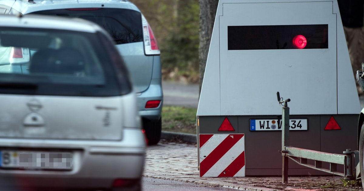 Schock Blitzer Mit 321 Kmh Geblitzt Polizei Bestraft Raser Drastisch So Reagiert Die Community - xno165v