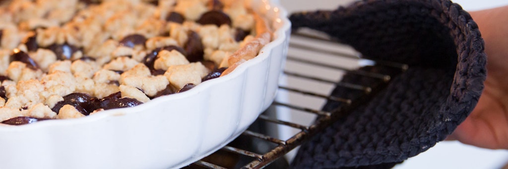 Über Pflaumen- oder andere Obst-Stückchen in der Auflaufform Streusel aus Mehl, Zucker und Butter geben, backen bis sie goldgelb sind – und fertig ist der Crumble. 