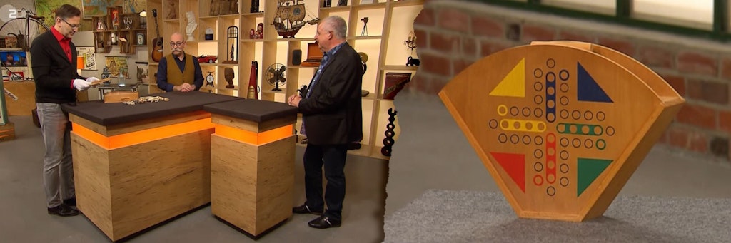 Mit diesem schrägen Flohmarkt-Fund kam Kandidat Ralf Kurzweg zu „Bares für Rares“. Links: Der Teilnehmer, Experte Detlev Kümmel und Moderator Horst Lichter bei der Expertise.
