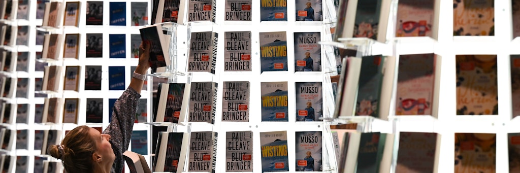 Eine Mitarbeiterin baut auf der Frankfurter Buchmesse den Stand ihres Verlags auf. 