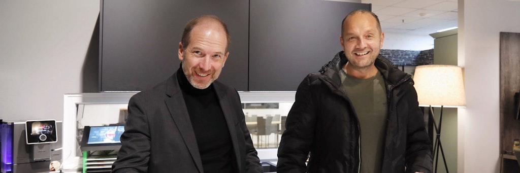 Mario Ruder übergibt den Scheck an Kolibri-Mitarbeiter Andreas Landgraf.