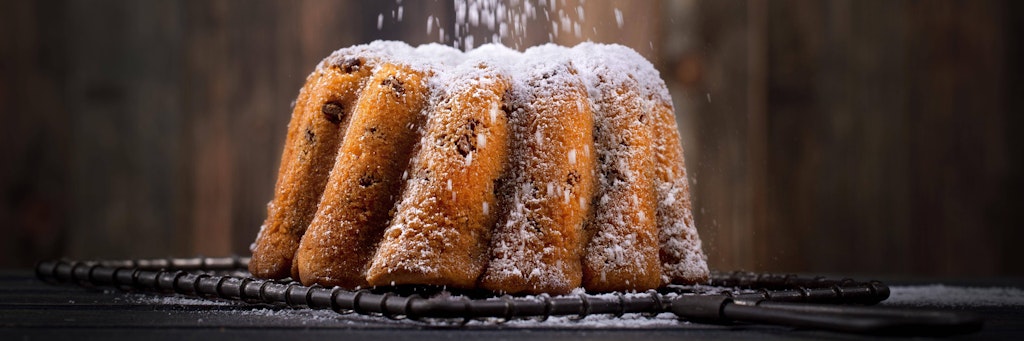 Rührkuchen mit Glühwein ist im Herbst ein echter Genuss. Wer möchte, kann ihn auch mit Puderzucker verzieren.