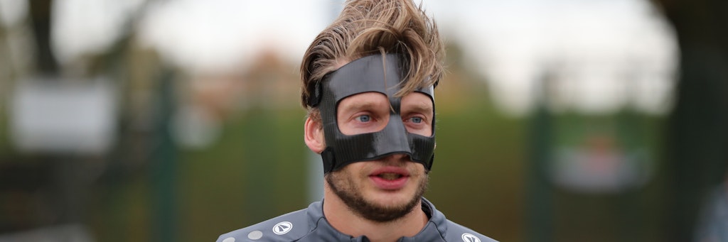 Dynamos Michael Blum mit Maske beim Training nach seinem Nasenbeinbruch.