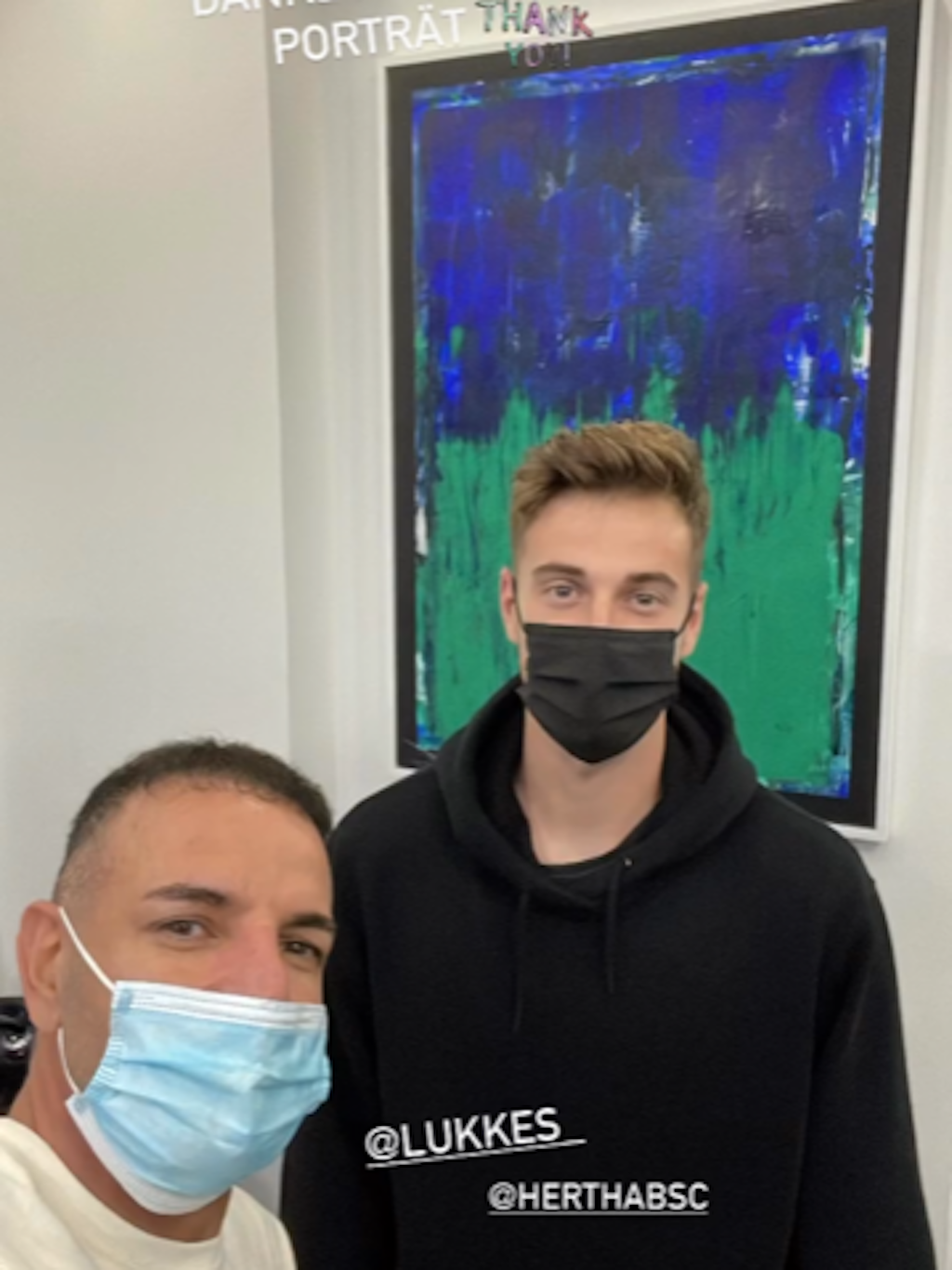 Friseur Abbas Berjawi bedankt sich für das Bild von Hertha-Profi Lukas Klünter. 