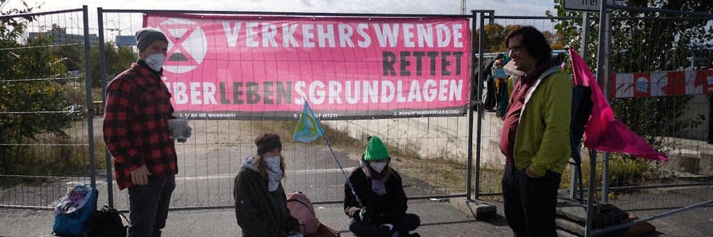 Demonstranten besetzen die Baustelle der A100.