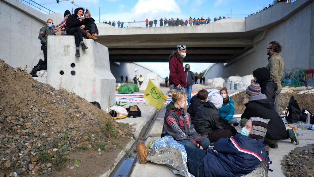 Hunderte Demonstranten stürmten die Baustelle der A100.