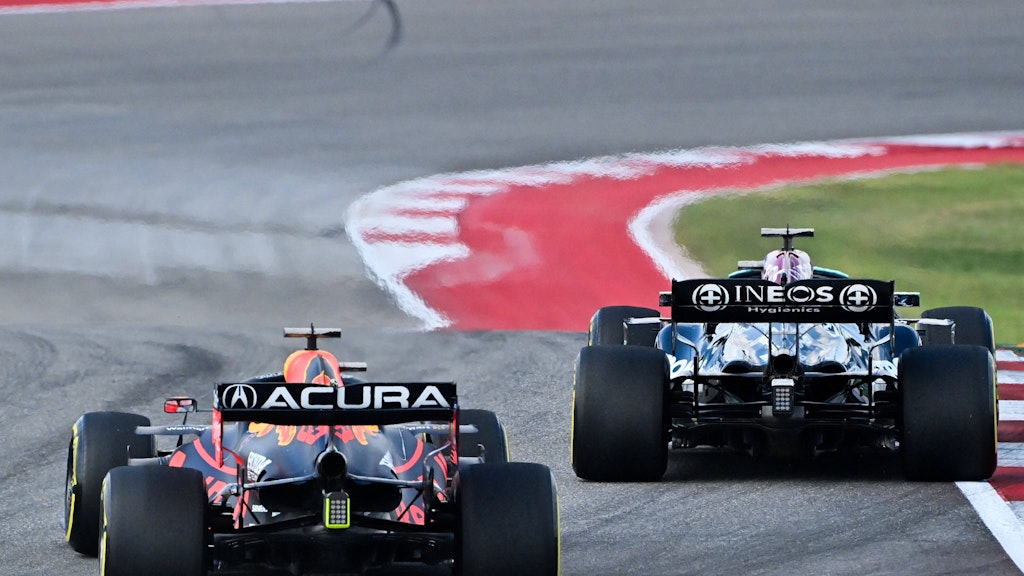 Duellieren sich nun bereits im Training: Max Verstappen und Mercedes-Pilot Lewis Hamilton (r.). 