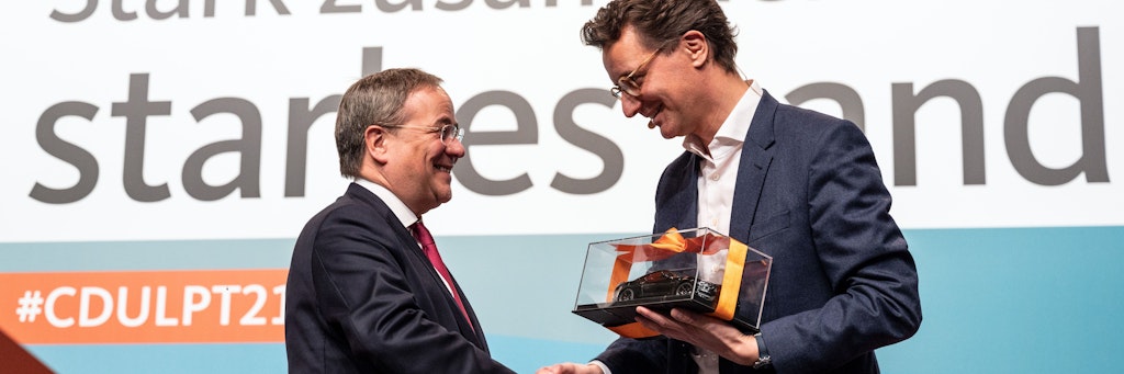 Armin Laschet (CDU, l.) bekam von seinem Nachfolger Hendrik Wüst ein Modell eines Sportwagens geschenkt.