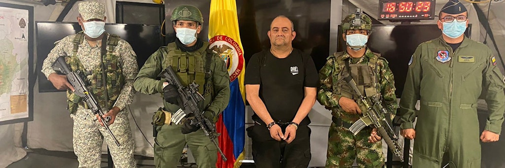 Gruppenbild mit Handschellen: Dairo Antonio Úsuga mit Angehörigen der Einheiten, die ihm fassten.