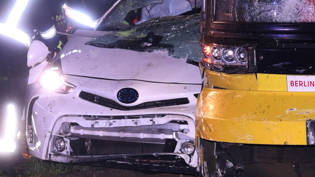 Die Tram entgleist bei dem Unfall auf der Landsberger Allee – der Toyota drängt sie nach links aus den Gleisen heraus.
