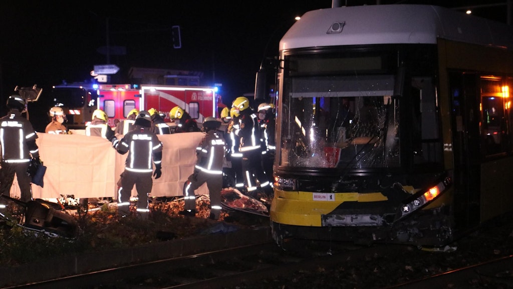 Der Fahrer des Autos stirbt bei dem Unfall auf der Landsberger Allee. 
