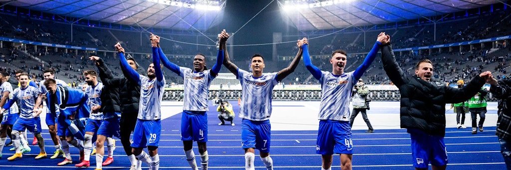 Endlich mal wieder jubeln: Herthas Spieler feiern den zweiten Heimsieg mit den Fans in der Ostkurve.