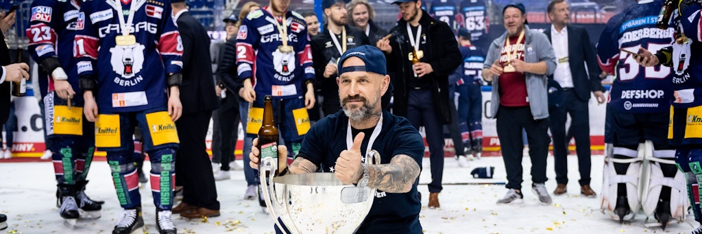 Eisbären-Institution: Dirk Perschau ist immer hautnah am Geschehen, jubelt mit dem Meister-Pokal, an dem er mit seinem Fingerspitzengefühl erheblichen Anteil hat. 