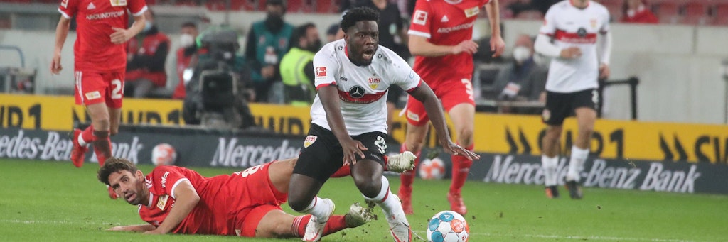 Ein taktisches Foul mit Konsequenzen: Unions Rani Khedira verletzte sich beim Versuch, Stuttgarts Orel Mangala zu stoppen.