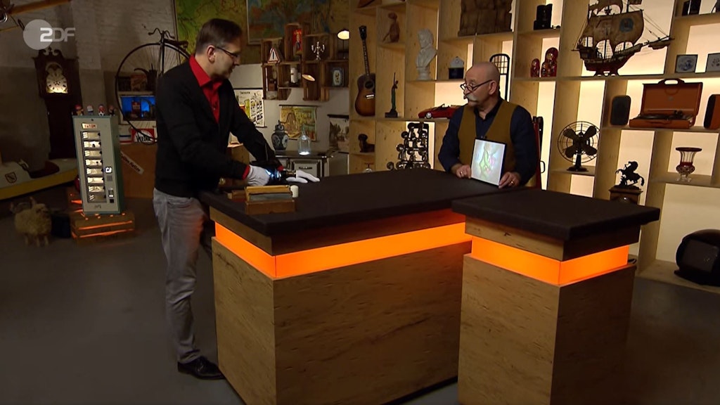 „Bares für Rares“-Moderator Horst Lichter ist die Leinwand für die Laterna Magica. 