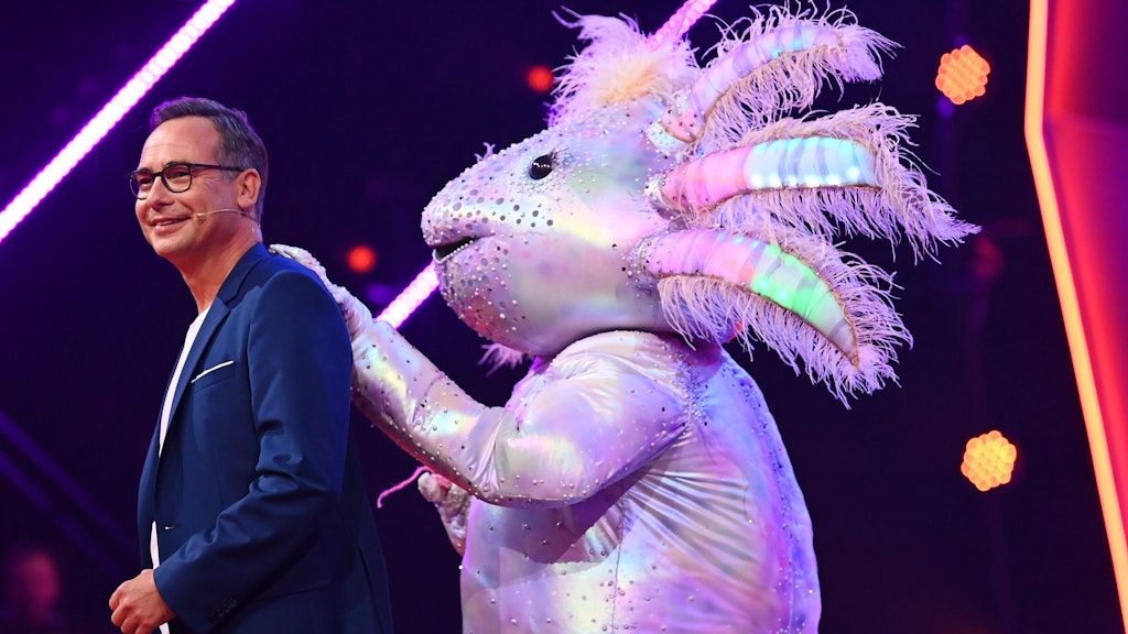 Einfach süß: Das Axolotl gemeinsam mit Moderator Matthias Opdenhövel bei „The Masked Singer“.