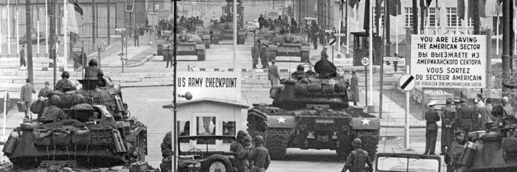 Berlin 1961: Sowjetische und amerikanische Panzer stehen sich an der Berliner Sektorengrenze am Checkpoint Charlie gegenüber.