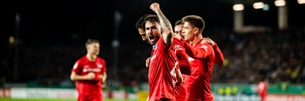 Marco Richter (v.) und Ishak Belfodil (h.) schossen Hertha in Münster spät ins Pokal-Achtelfinale. 