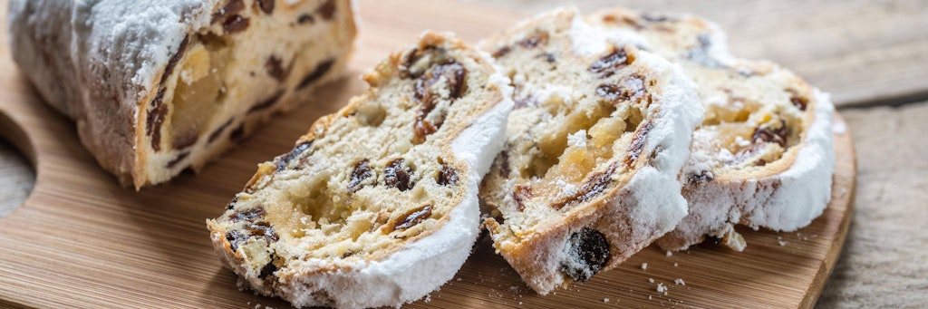 Ein Weihnachtsstollen lässt sich mit diesem Rezept ganz leicht selbst herstellen - muss aber gut durchziehen!