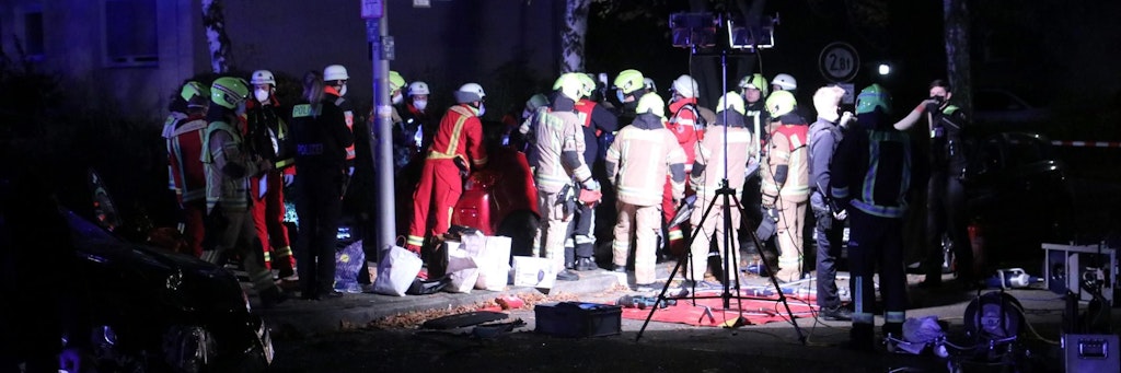 Ein schwerer Verkehrsunfall rief in Spandau dutzende Rettungskräfte auf den Plan.