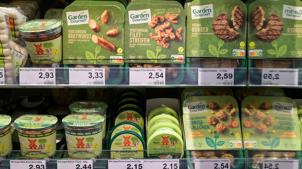 Wurst, die keine Wurst ist, aber aussieht und schmeckt als wäre sie welche - ist das wirklich besser?