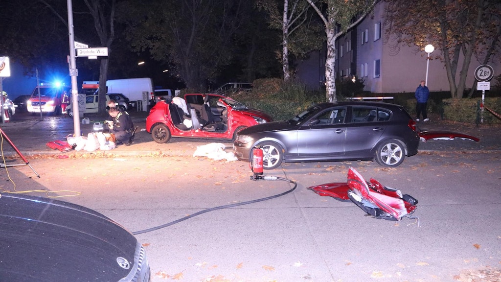 An der Altonaer Straße Ecke Grünhofer Weg kam es in der Nacht zu einem schweren Unfall mit zwei Autos.