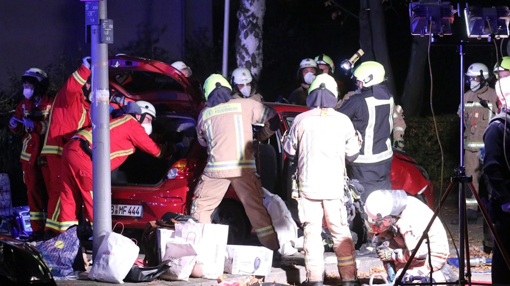 Insgesamt sechs Verletzte mussten Rettungskräfte nach dem Unfall in Spandau teils mit schwerem Gerät aus den Auto-Wracks bergen.