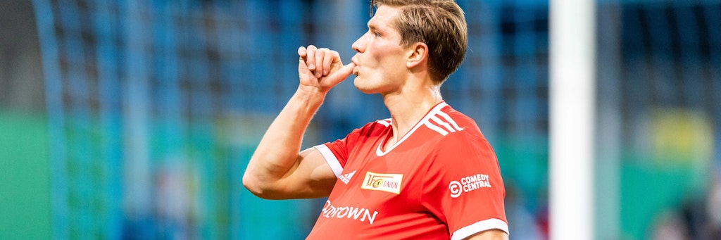 Eindeutige Zeichen: Doppelpacker Kevin Behrens feiert seine Tore mit der Ankündigung eines neuen Weltenbürgers. 