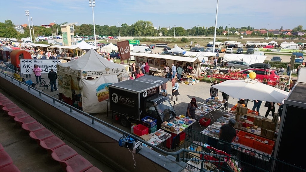Der Riesenflohmarkt auf der Trabrennbahn: Auf der Wiese vor der Tribüne wird auch der größte Teil der Ostpro stattfinden.