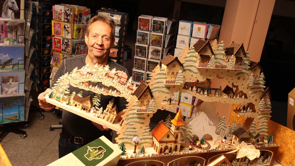 Händler Detlef Krüger aus Werneuchen stimmt mit Schwibbögen aus Thüringen die Ostpro-Besucher schon auf die Adventszeit ein.