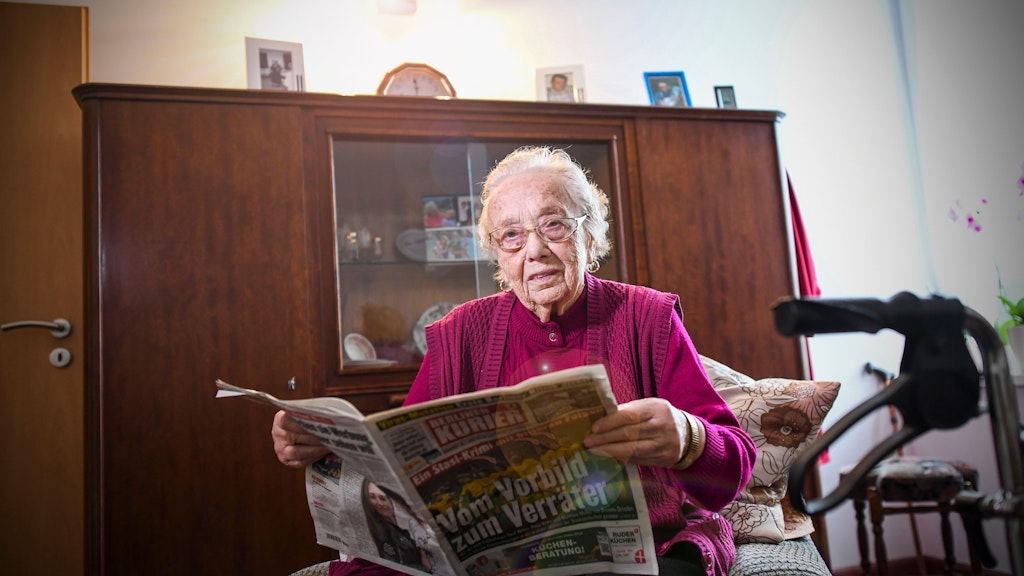In den Zimmern der WG-Mieter sind die eigenen Möbel aufgestellt. Frau Stebner liest in ihrem Sessel Zeitung.<br><br>