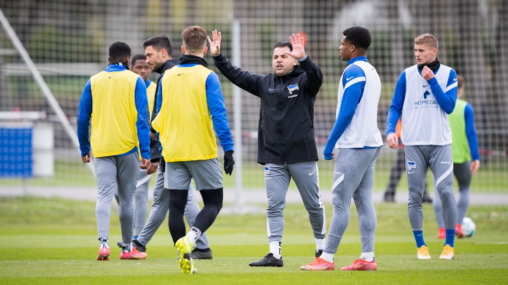 Co-Trainer Levent Selim während des Trainings mit den Profis am 15. April 2021.<br>