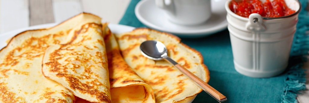 Eierkuchen sind schnell gemacht und schmecken einfach allen – am besten werden sie mit Apfelmus oder Zimt und Zucker serviert.