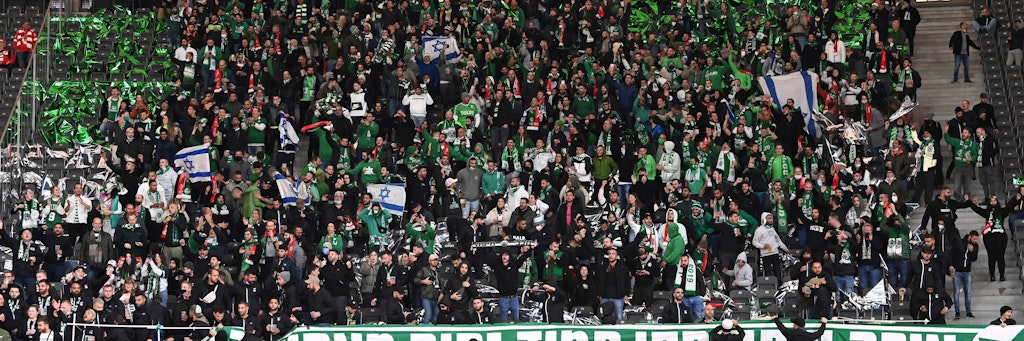 Die Fans von Maccabi Haifa beim Spiel gegen den 1. FC Union im Olympiastadion am 30. September, bei dem es zu vereinzelten antisemitischen Vorfällen gekommen ist. 