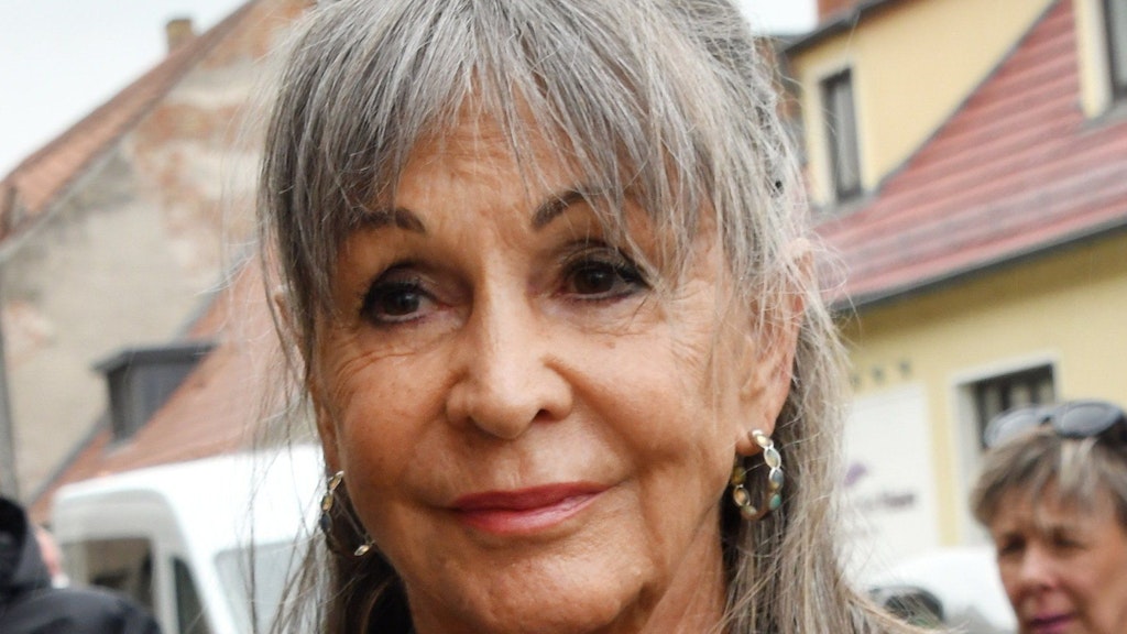 Schauspielerin Uta Schorn kommt zur Trauerfeier für Herbert Köfer. Am 29.10.2021 erscheint ihre Autobiografie "Und wenn ich nüscht kann, bellen kann ich". 