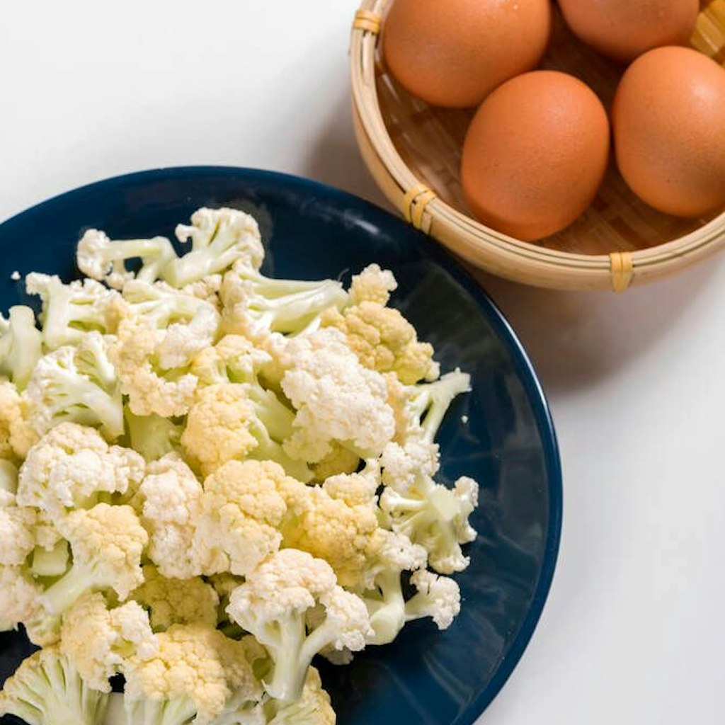 Übrig gebliebener Blumenkohl und Eier, dazu etwas Käse und Paniermehl, mehr braucht es für lecker Blumenkohl-Käse-Medaillons nicht.