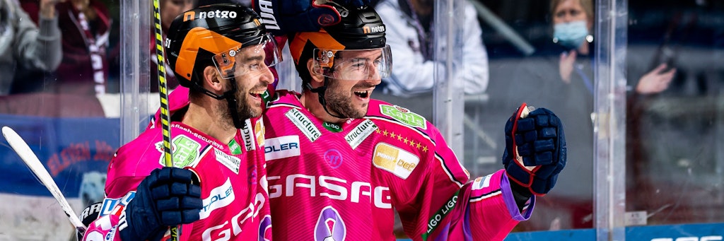 Frans Nielsen und Giovanni Fiore (r.) feiern das 3:2 der Eisbären gegen Bremerhaven. 